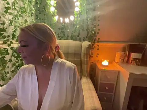 Snapshot of BonnyDesire chatting on 11.20.25 BonnyDesire online show from 11.20.25