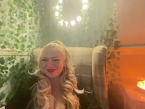 Snapshot of BonnyDesire chatting on 11.25.25 BonnyDesire online show from 11.25.25