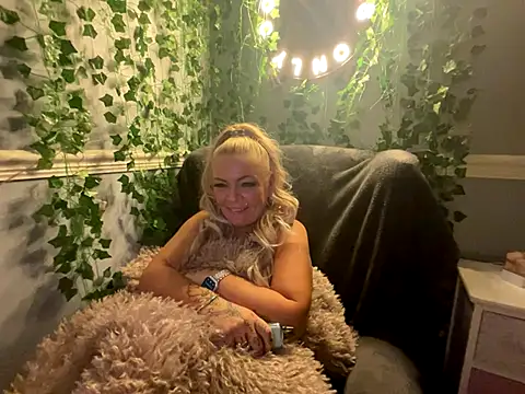 Snapshot of BonnyDesire chatting on 12.18.25 BonnyDesire online show from 12.18.25