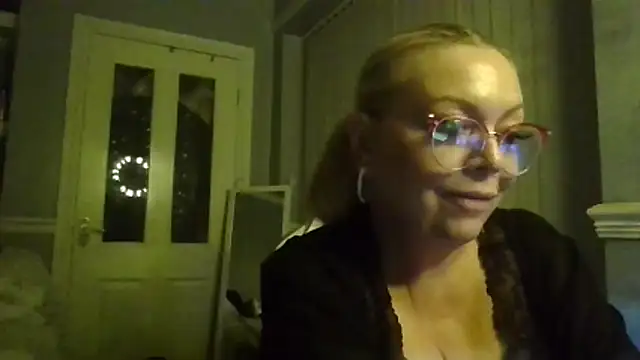 Snapshot of BonnyDesire chatting on 02.17.26 BonnyDesire online show from 02.17.26