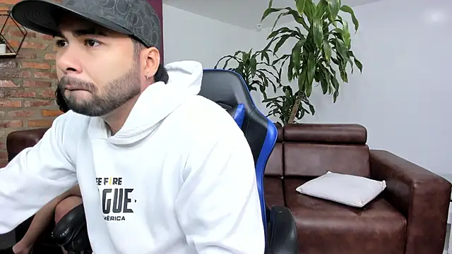 Hot Threesomee online show from 10.03.25