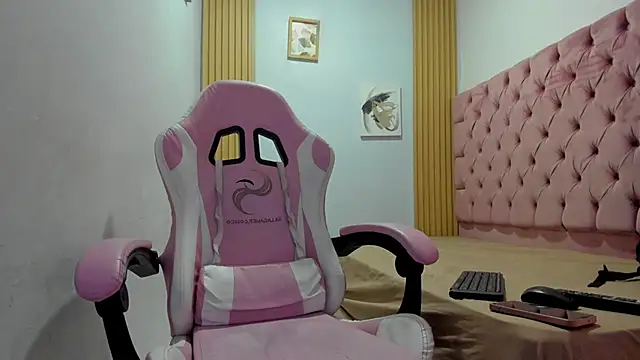 Snapshot of Naomis_35 chatting on 11.01.25 Naomis 35 online show from 11.01.25