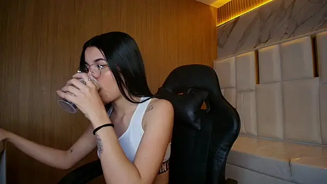 Snapshot of sophiadoll_tf chatting on 10.10.25 sophiadoll tf online show from 10.10.25