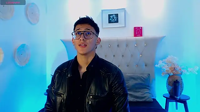 Snapshot of SalvadorFit chatting on 09.28.25 SalvadorFit online show from 09.28.25