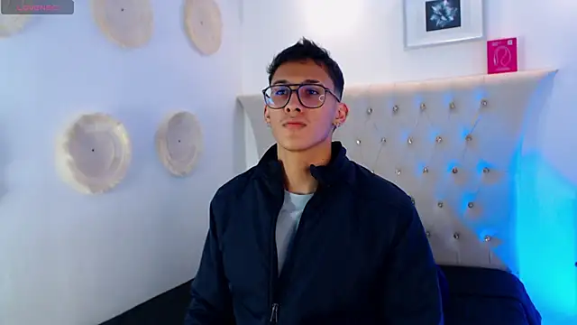 Snapshot of SalvadorFit chatting on 09.29.25 SalvadorFit online show from 09.29.25