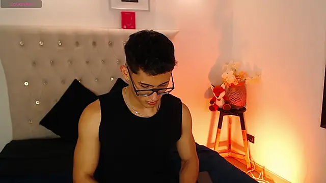 Snapshot of SalvadorFit chatting on 09.30.25 SalvadorFit online show from 09.30.25