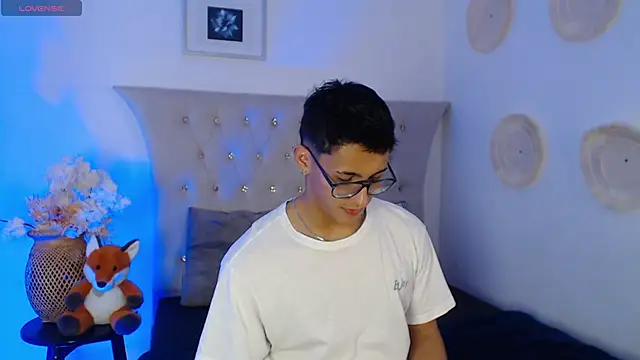 Snapshot of SalvadorFit chatting on 10.03.25 SalvadorFit online show from 10.03.25