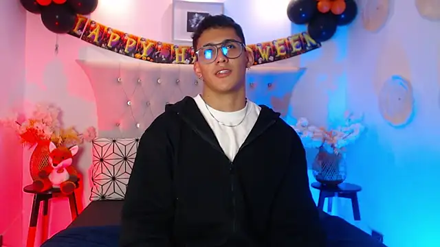 Snapshot of SalvadorFit chatting on 10.10.25 SalvadorFit online show from 10.10.25