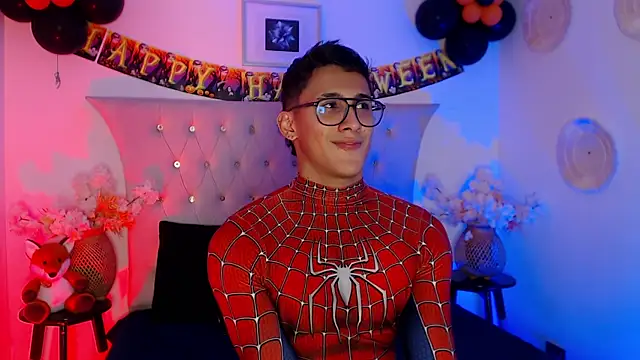 Snapshot of SalvadorFit chatting on 10.13.25 SalvadorFit online show from 10.13.25