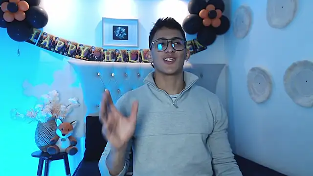 Snapshot of SalvadorFit chatting on 10.14.25 SalvadorFit online show from 10.14.25