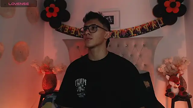 Snapshot of SalvadorFit chatting on 10.21.25 SalvadorFit online show from 10.21.25