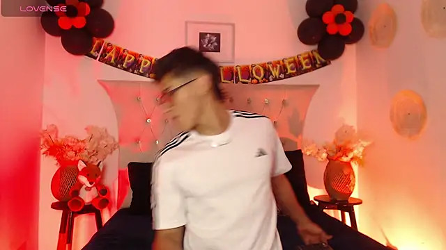 Snapshot of SalvadorFit chatting on 10.24.25 SalvadorFit online show from 10.24.25