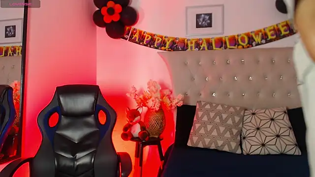 Snapshot of SalvadorFit chatting on 10.29.25 SalvadorFit online show from 10.29.25