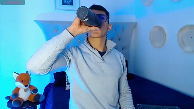 Snapshot of SalvadorFit chatting on 11.04.25 SalvadorFit online show from 11.04.25