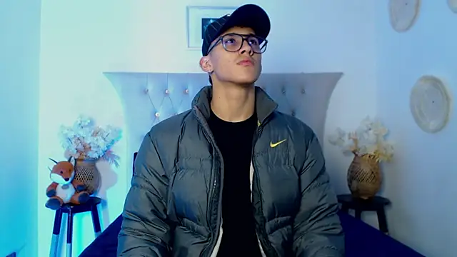 Snapshot of SalvadorFit chatting on 11.05.25 SalvadorFit online show from 11.05.25