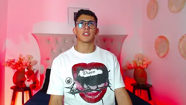 Snapshot of SalvadorFit chatting on 11.07.25 SalvadorFit online show from 11.07.25