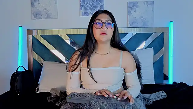 Violettabloom  online show from 09.18.25