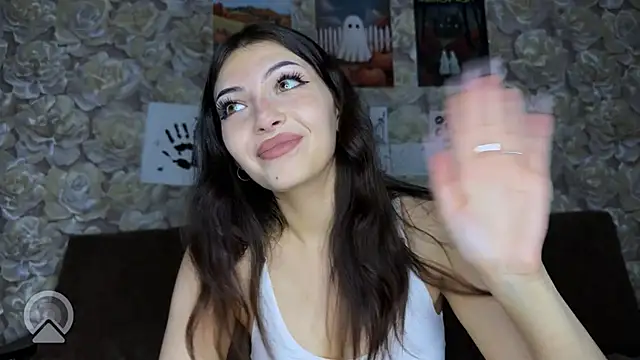 Snapshot of sweeet_strawberies chatting on 10.29.25 sweeet strawberies online show from 10.29.25