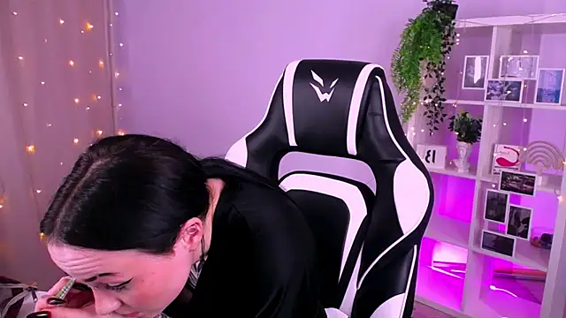 Snapshot of MollyKissy chatting on 10.26.25 MollyKissy online show from 10.26.25