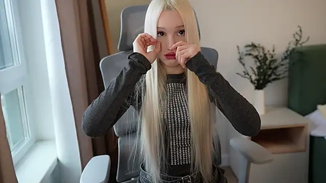 Laura Obsidian online show from 11.03.25