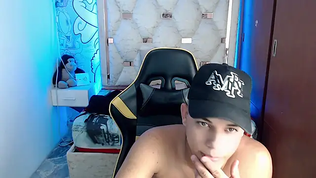 Skylerr  online show from 09.17.25