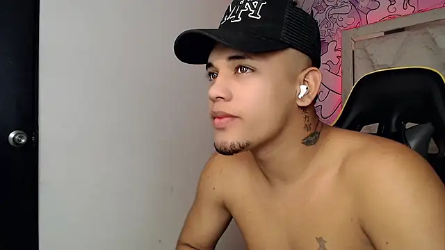 Skylerr  online show from 09.18.25