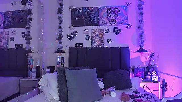 SabrinaV  online show from 02.13.26