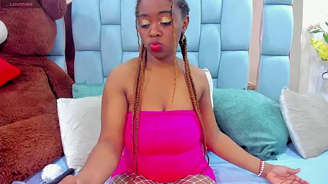 Snapshot of hazellanee chatting on 11.08.25 hazellanee online show from 11.08.25