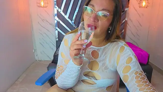 Snapshot of MaylinRosse_ chatting on 06.18.26 MaylinRosse online show from 06.18.26