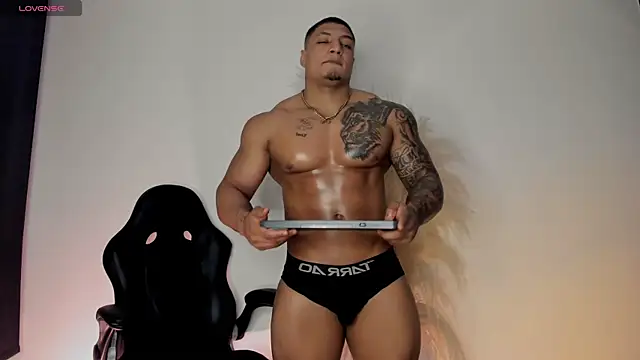 Snapshot of chrizmacgregor chatting on 09.29.25 chrizmacgregor online show from 09.29.25