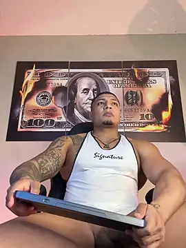 Snapshot of chrizmacgregor chatting on 11.08.25 chrizmacgregor online show from 11.08.25