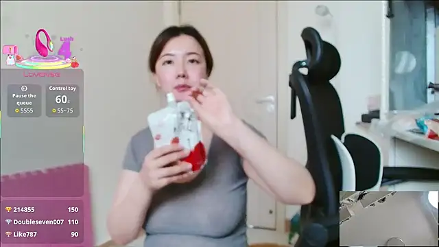 Snapshot of sallycui chatting on 06.20.26 sallycui online show from 06.20.26