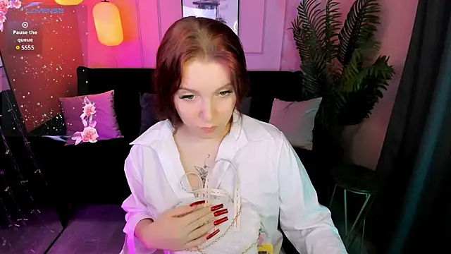 Layla Glam online show from 04.12.26