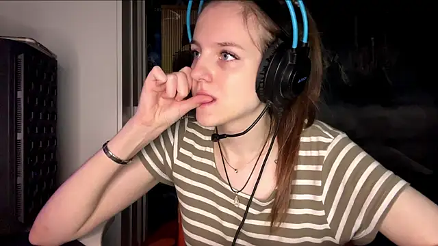 Elira Breeze online show from 11.06.25