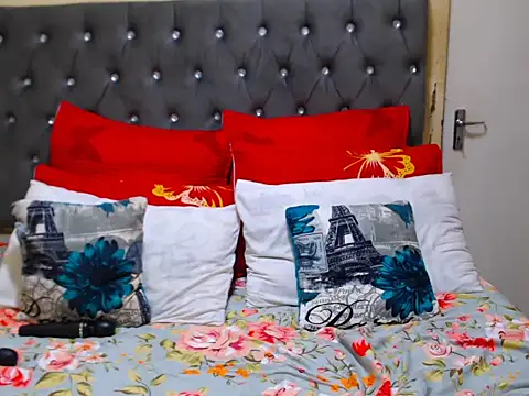 Snapshot of SexyCurves96 chatting on 10.10.25 SexyCurves96 online show from 10.10.25