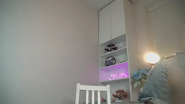 Snapshot of lovekissmes chatting on 09.24.25 lovekissmes online show from 09.24.25