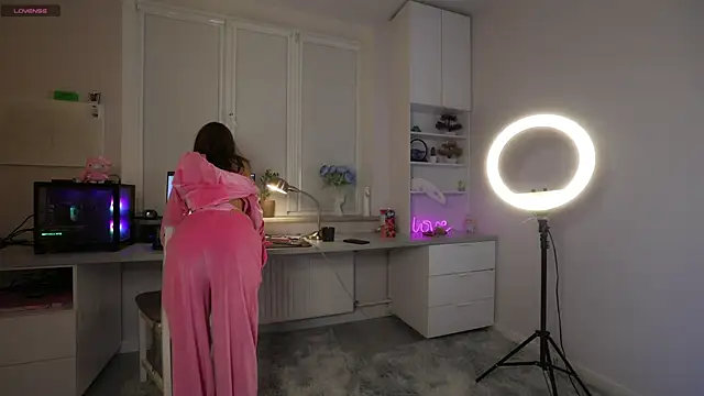 Snapshot of lovekissmes chatting on 11.02.25 lovekissmes online show from 11.02.25