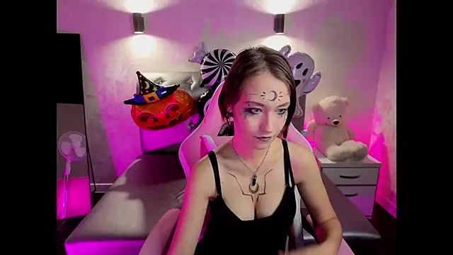 prettiestwinsor online show from 10.29.25