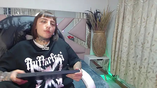 Gyal 8  online show from 10.13.25