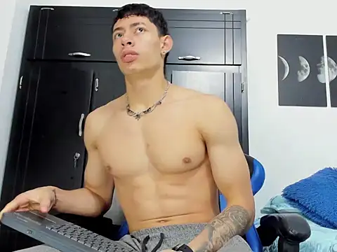 Snapshot of jey_cox23 chatting on 10.04.25 jey cox23 online show from 10.04.25