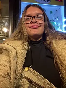 Snapshot of Aphrill chatting on 10.16.25 Aphrill online show from 10.16.25