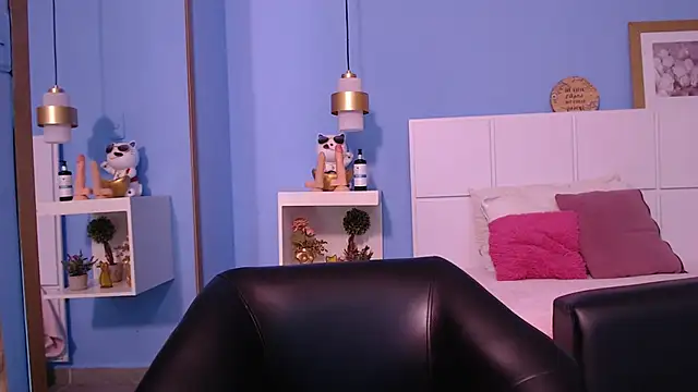 Snapshot of PenelopeBond chatting on 10.01.25 PenelopeBond online show from 10.01.25