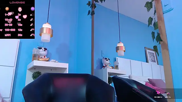 Snapshot of PenelopeBond chatting on 10.10.25 PenelopeBond online show from 10.10.25