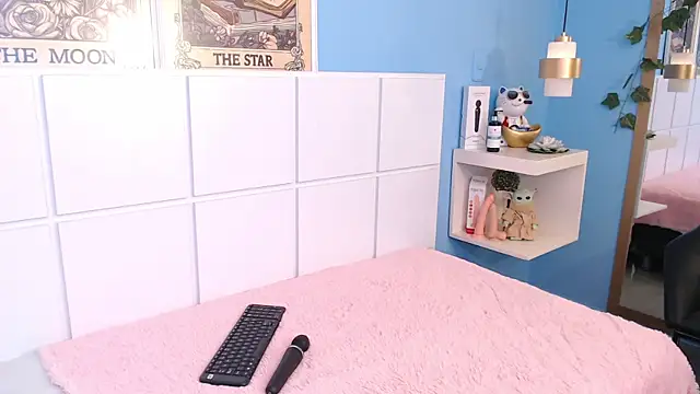 Snapshot of PenelopeBond chatting on 10.30.25 PenelopeBond online show from 10.30.25