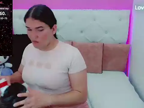 Snapshot of x_daniiela_x chatting on 10.22.25 x daniiela x online show from 10.22.25