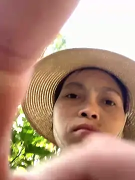 Snapshot of Halyy_xx chatting on 10.29.25 Halyy xx online show from 10.29.25