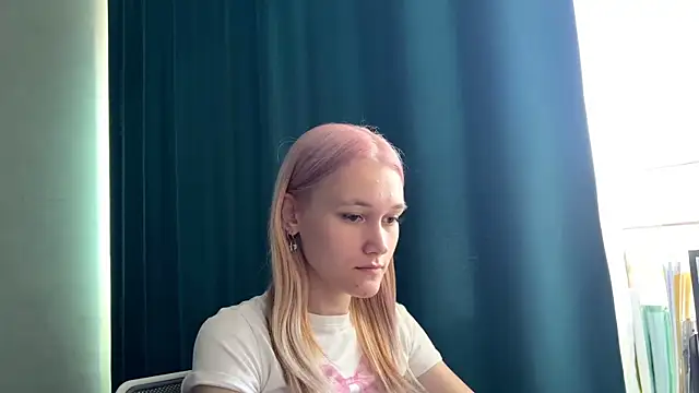 Snapshot of TwinedPeril chatting on 10.04.25 TwinedPeril online show from 10.04.25