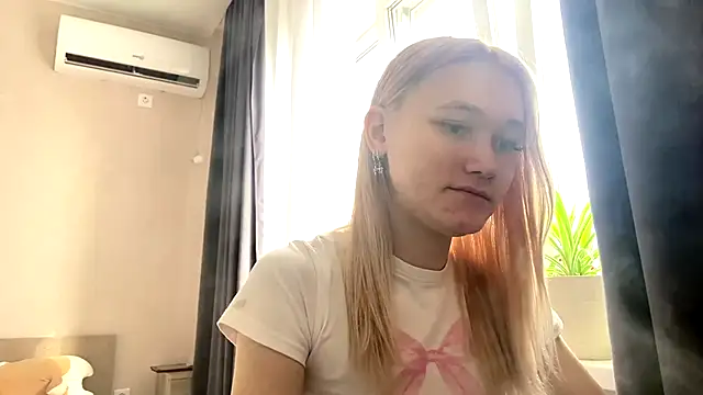 Snapshot of TwinedPeril chatting on 10.08.25 TwinedPeril online show from 10.08.25