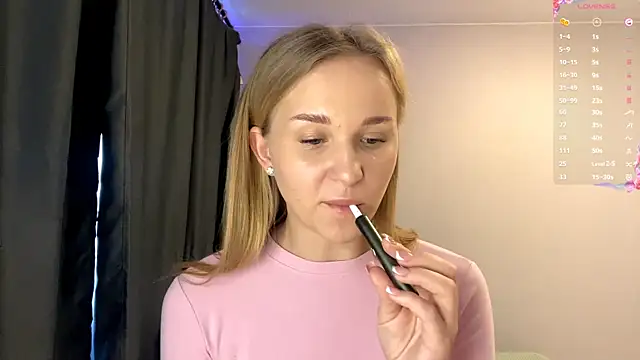 Snapshot of TanekaBoitel chatting on 10.17.25 TanekaBoitel online show from 10.17.25