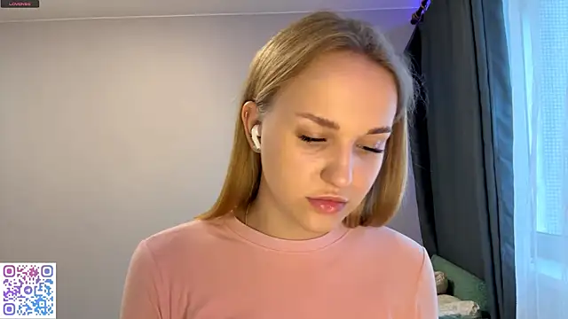 Snapshot of TanekaBoitel chatting on 10.31.25 TanekaBoitel online show from 10.31.25